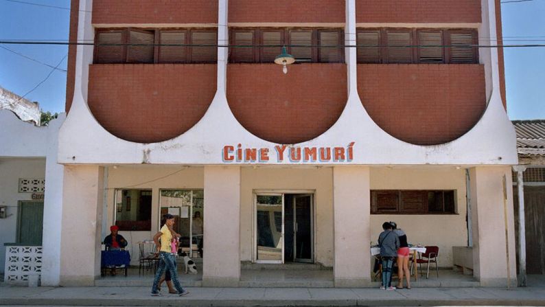 Cine Yumurí, anteriormente Becil, Los Arabos — Muchos de los edificios de cine ahora se utilizan para otras funciones, como organizar eventos de baile.