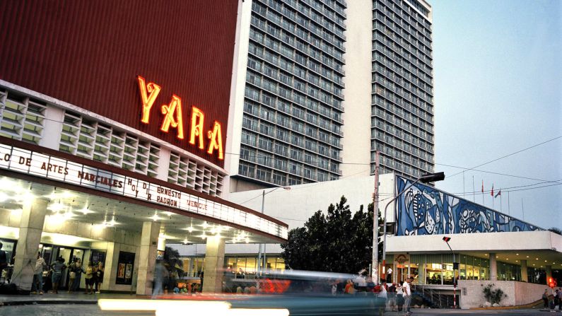 Cine Yara, anteriormente Teatro Warner Radiocentro, La Habana — En el transcurso de cuatro años, la fotógrafa Carolina Sandretto documentó la opulencia arquitectónica de los cines cubanos.