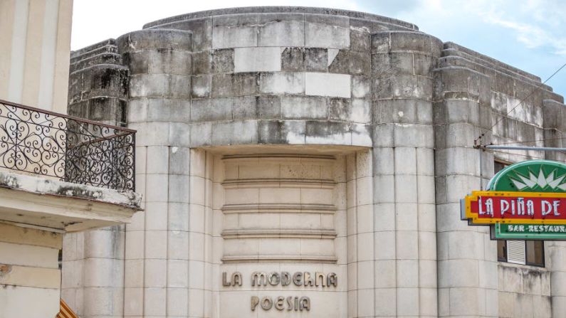 La familia López Serrano contrató a Ricardo Mira y Miguel Rosich para diseñar esta librería discretamente elegante en La Habana Vieja. Data de alrededor de 1935, el edificio fue renovado recientemente. Como la librería líder de La Habana, La Moderna Poesia almacena poesía cubana, ficción, no ficción, libros de arte y más. Ubicación: Esquina de Obispo y Bernaza, Habana Vieja.