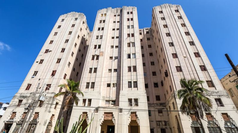 Dominando el vecindario circundante de Vedado, el imponente Edificio López Serrano se abrió en 1932. Con una fachada adornada con huecos en zigzag, ventanas, frisos florales y giros aztecas, es el 'art déco' en su forma más caprichosa. El edificio fue diseñado por Ricardo Mira y Miguel Rosich, fue construido para el magnate de los medios José López Serrano. Ubicación: Calle 13, en la esquina de L.