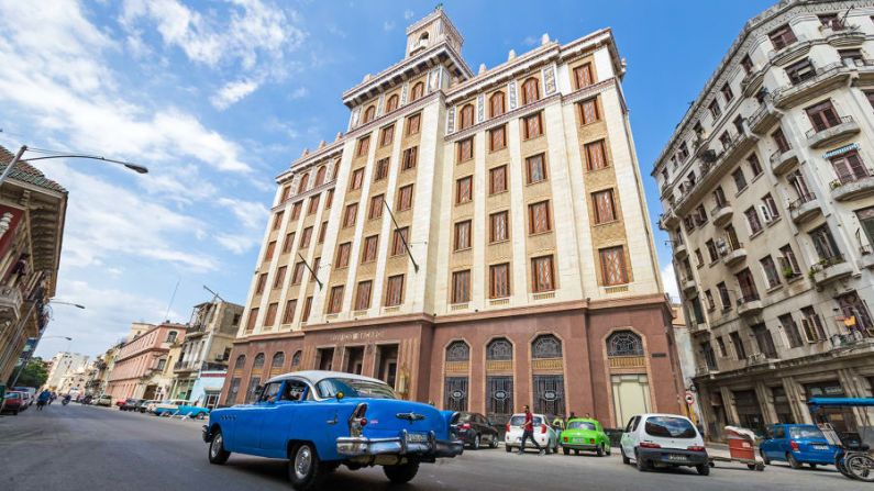 Ubicado a las afueras de La Habana Vieja, el campanario de 12 pisos del edificio Bacardi se puede ver desde toda la ciudad. Diseñado por los arquitectos Esteban Rodríguez Castell, Rafael Fernández Ruenes y el ingeniero José Menéndez, fue el edificio más alto de Cuba cuando se inauguró en 1930. La terraza de la azotea del Hotel Plaza al otro lado de la calle ofrece excelentes vistas exteriores de la torre. Dirección: 261 Monserrate, Habana Vieja.