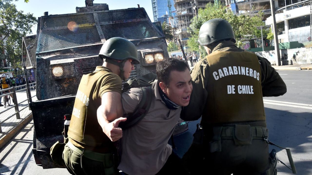 CNNE 729229 - investigan a 14 carabineros por la "tortura" de dos personas