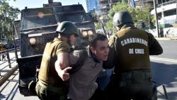 CNNE 729229 - investigan a 14 carabineros por la "tortura" de dos personas