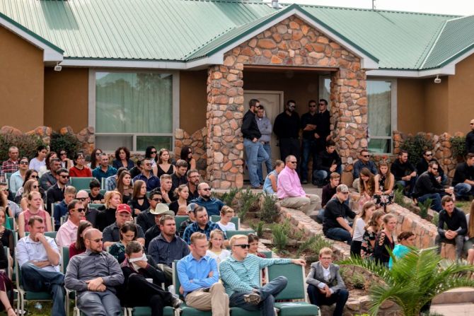 Asistentes al funeral de algunos de los miembros de la familia LeBarón asesinados en Sonora.