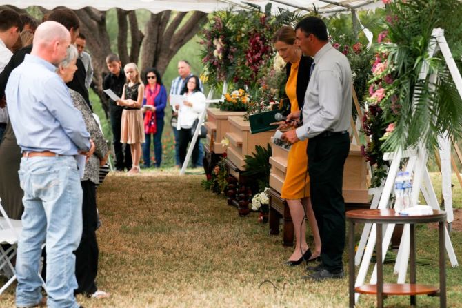 Familiares y amigos asistieron al funeral de algunos de los miembros de la familia Le Barón asesinados en Sonora.