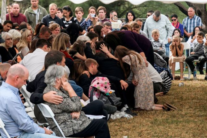 Familiares y amigos en duelo en el funeral de Dawna Ray Langford y sus dos hijos.