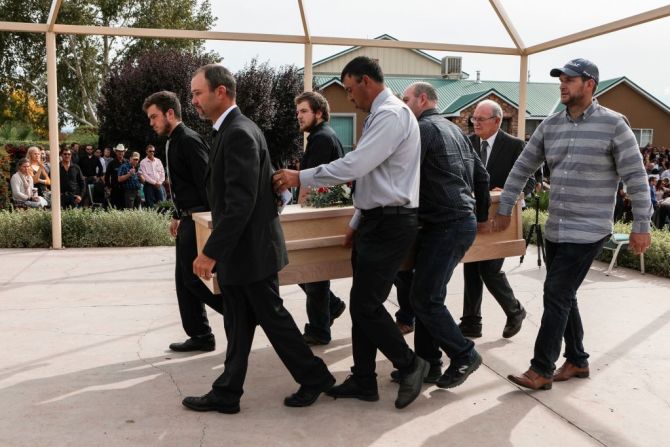 Familiares cargan un ataúd durante el funeral de Dawna Ray Langford y sus dos hijos Trevor y Rogan.