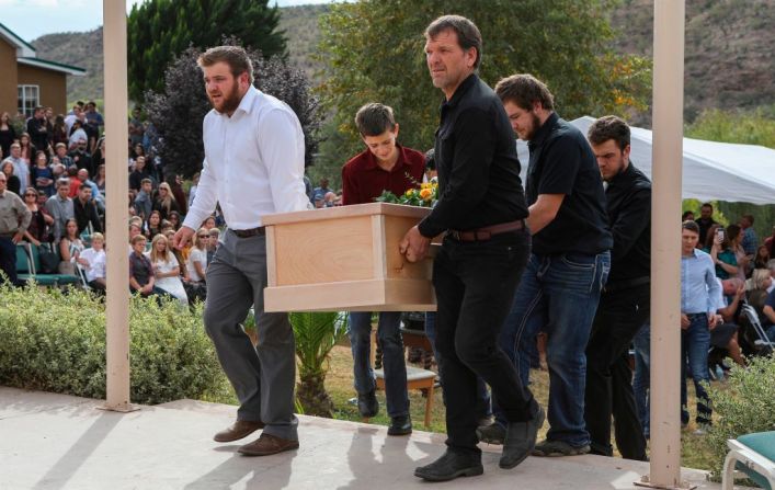 Familiares cargan otro ataúd durante el funeral de Dawna Ray Langford y sus dos hijos Trevor y Rogan.