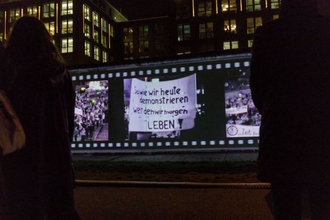 El muro de Berlín rodeó a Berlín Occidental desde 1961 hasta 1989, en un intento por evitar que los alemanes orientales huyeran hacia Occidente.