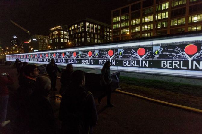 Tras la caída del muro, se sucedieron revoluciones en otros países del Bloque comunista.