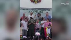 CNNE 729714 - reportan motines de policias en algunas ciudades de bolivia