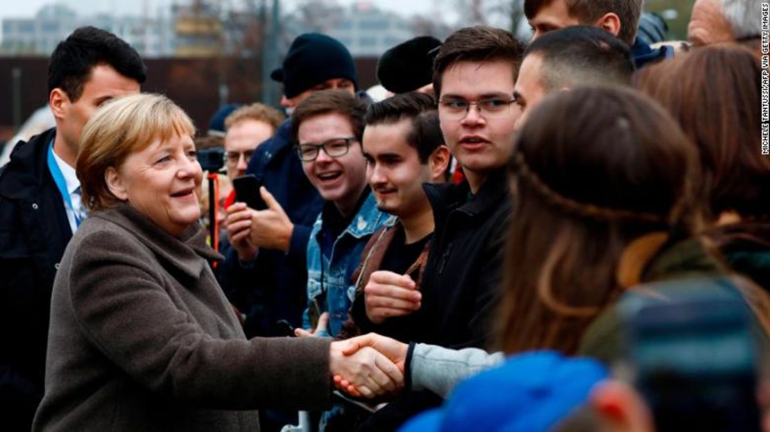 La canciller de Alemania, Angela Merkel, saluda a jóvenes en la Capilla de la Reconciliación.