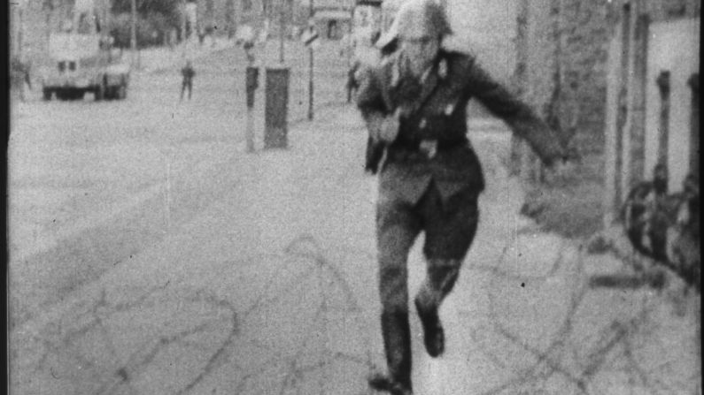 El escape del guardia fronterizo de Alemania Oriental, Conrad Schumann, en agosto de 1961 sobre lo que entonces era una simple barrera de alambre de púas se convirtió en una de las imágenes más memorables de la Guerra Fría. ullstein bild/Getty Images