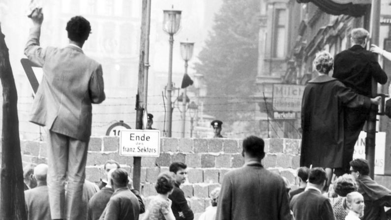 Ciudadanos de Berlín Occidental saludan a sus familiares en el este, septiembre de 1961. picture-alliance/dpa/AP