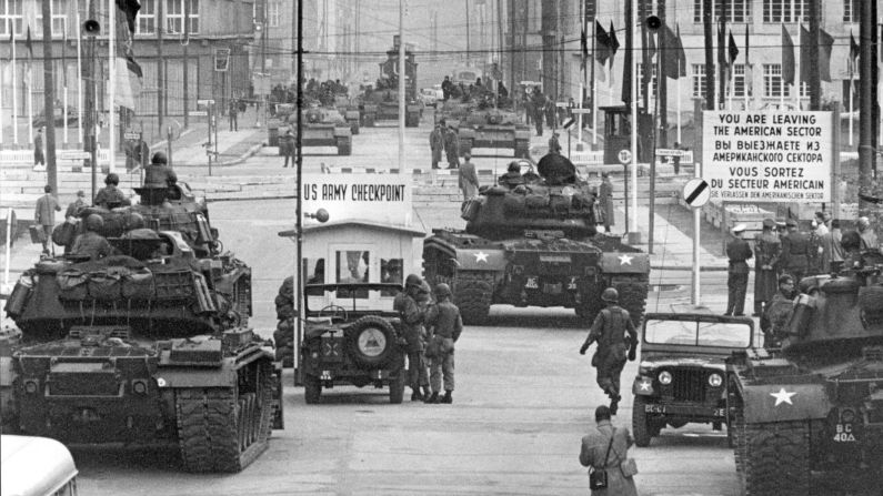 Tanques soviéticos y estadounidenses, frente a frente en el cruce fronterizo conocido como "Checkpoint Charlie", en octubre de 1961. picture-alliance/dpa/AP