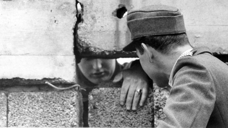 Un guardia de Berlín Occidental (derecha) habla con un berlinés oriental a través de un agujero en el Muro, septiembre de 1962. picture-alliance/dpa/AP