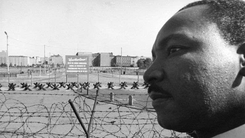 Martin Luther King Jr. pronunció sermones en Berlín Oriental y Berlín Occidental durante su visita a la ciudad en septiembre de 1964. Ganó el Premio Nobel de la Paz más tarde ese mismo año. Anonymous/AP