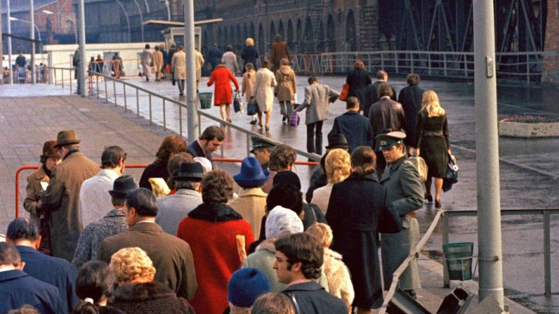 Los puestos de control a lo largo del Muro de Berlín se abrieron temporalmente a fines de marzo y principios de abril de 1972, para permitir que las familias y amigos de ambos lados de la barrera se reunieran durante las vacaciones de Pascua. Edwin Reichert/Associated Press