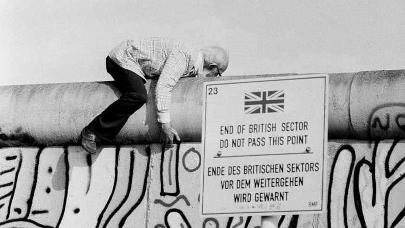 El activista por la paz John Runnings, de doble nacionalidad canadiense y estadounidense, quien entonces tenía 68 años, caminó a lo largo de una sección del Muro en 1986, como una forma de protesta no violenta. Andreas Schoelzel/AP