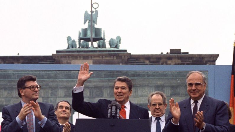 El presidente de Estados Unidos, Ronald Reagan, pronuncia su famoso discurso frente a la Puerta de Brandenburgo en 1987 en el que llamó a su homólogo soviético: "¡Señor Gorbachov, derribe este muro!". Ira Schwartz/AP