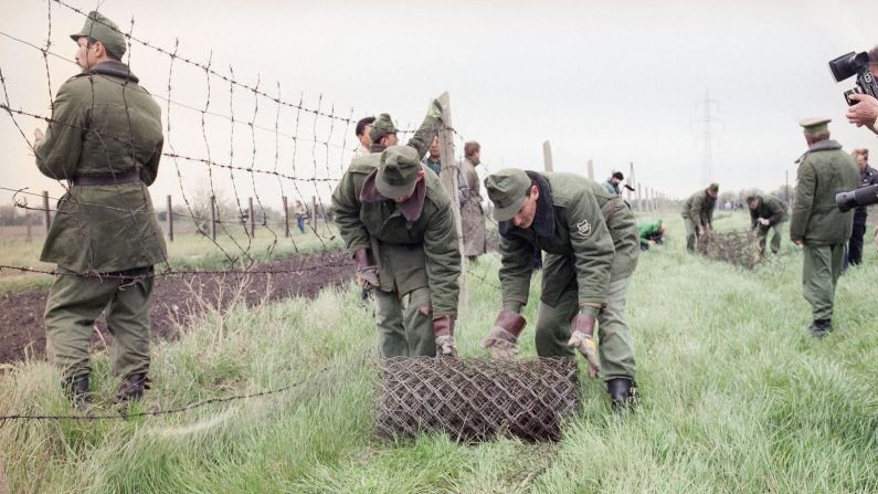 Guardias fronterizos de Hungría comienzan a desmantelar la "Cortina de Hierro" en mayo de 1989, abriendo la frontera del país con Austria. Bernhard J. Holzner / Associated Press