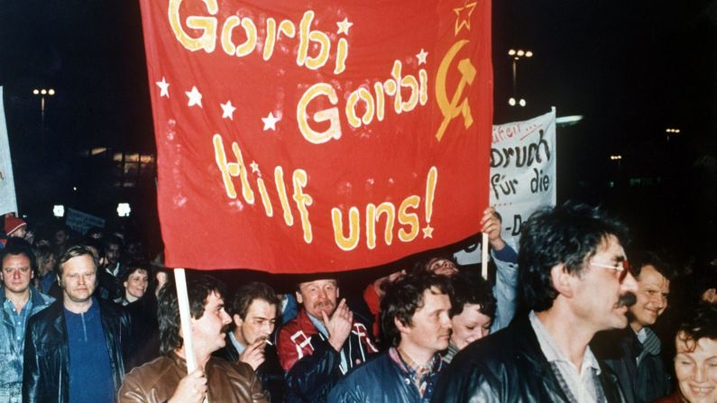 Manifestantes llevan una pancarta que dice "Gorbi Gorbi ¡ayúdanos!" durante una visita a Alemania Oriental de Mikhail Gorbachev, entonces líder de la Unión Soviética, en octubre de 1989. picture-alliance/dpa/AP Images