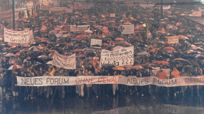 Miles de manifestantes anticomunistas salieron a las calles de Leipzig, Alemania Oriental, en noviembre de 1989. Las protestas masivas fueron parte de la revolución pacífica que ayudó a derribar el Muro. Georges Merillon/Gamma-Rapho/Getty Images