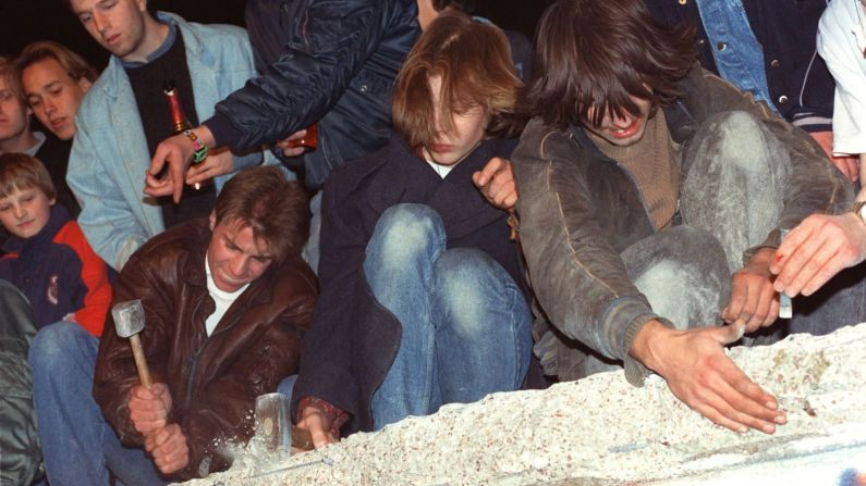 El 9 de noviembre de 1989, el gobierno de Alemania Oriental abrió las fronteras del país con Alemania Occidental. Al día siguiente, los ciudadanos intentaron derribar el Muro con casi cualquier herramienta que tenían en sus manos. picture-alliance/dpa/AP