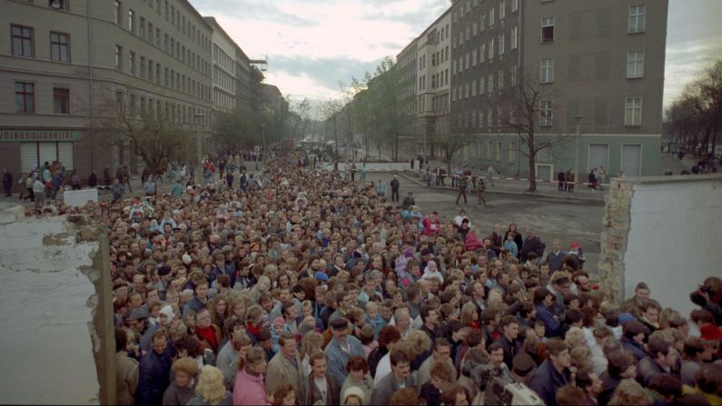 Miles de personas pasan por un puesto de control en Bernauer Strasse, Berlín, el 12 de noviembre de 1989. picture-alliance/dpa/AP