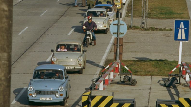 Una fila de los famosos automóviles Trabant de Alemania Oriental se dirige hacia el oeste a lo largo de una carretera cerca de Leipzig, después de la caída del Muro. Thierry Orban/Sygma/Getty Images