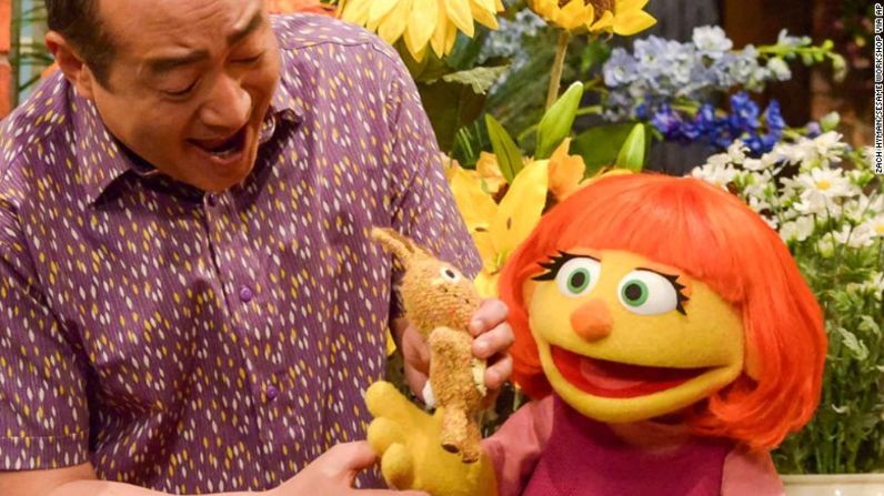 Julia es una de las marionetas más recientes de Plaza Sésamo, y es el primer personaje con autismo del programa.