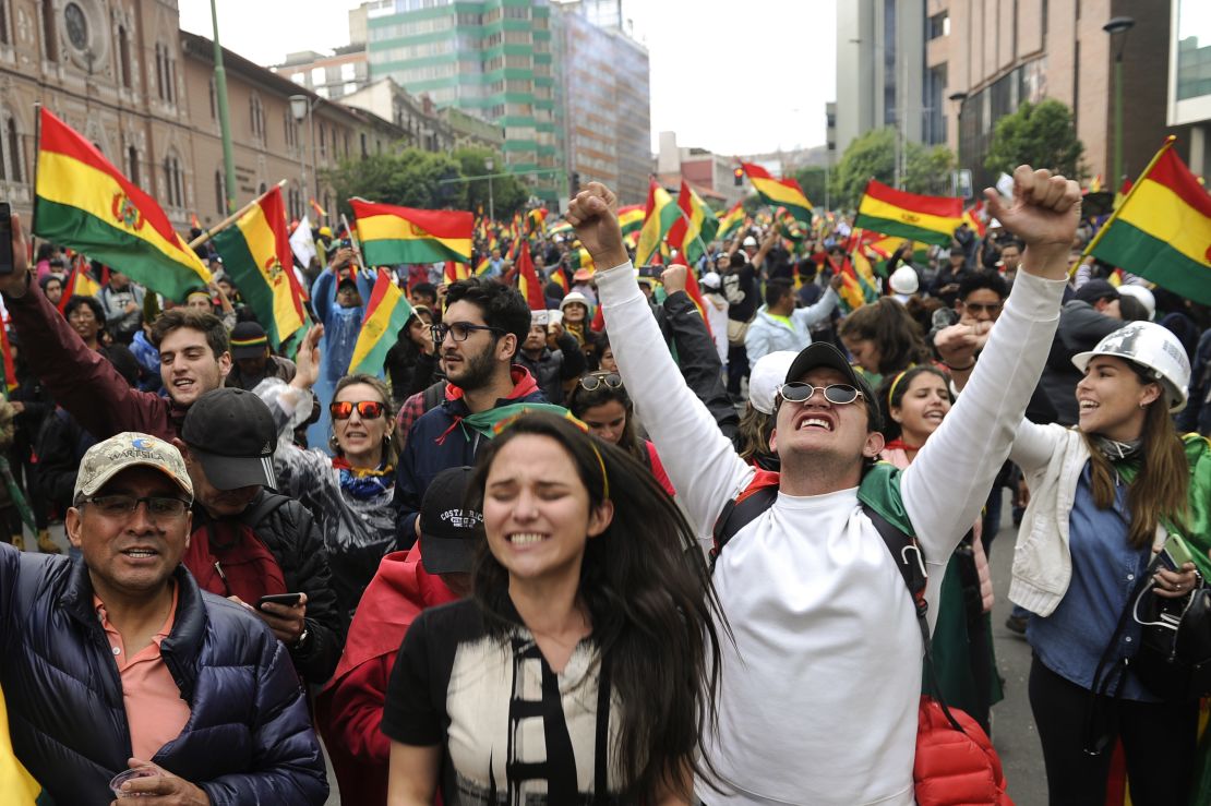 Personas salen a las calles de La Paz para celebrar la renuncia del presidente Evo Morales.