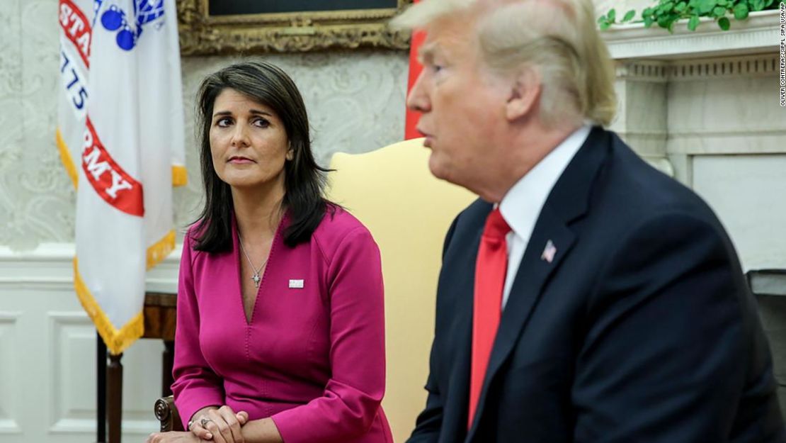 El presidente Donald Trump durante una reunión con Nikki Haley, la embajadora de EE.UU. ante Naciones Unidas, el 9 de octubre de 2018, en la Casa Blanca