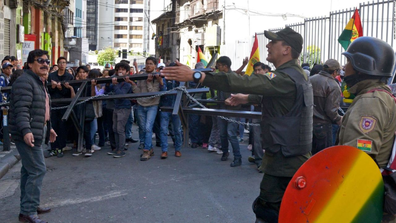 CNNE 730634 - las ff-aa- patrullaran las calles en bolivia