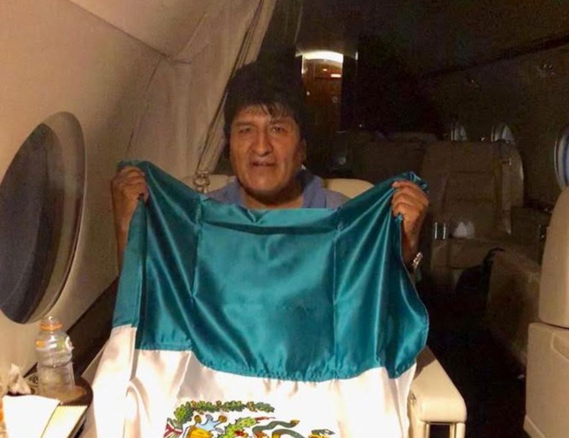 El secretario de Exteriores de México, Marcelo Ebrad, publicó una foto de Evo Morales con una bandera mexicana, en un avión rumbo a México el 11 de noviembre de 2019.