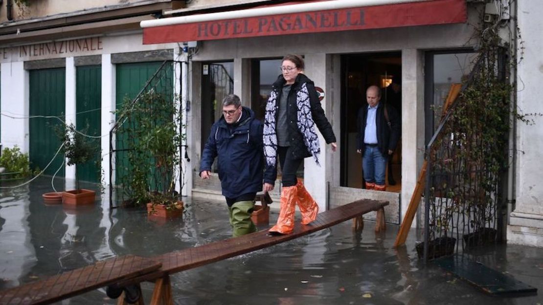 CNNE 731273 - italy-weather-flooding-alta acqua-high water-venice