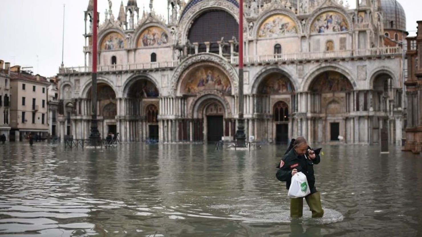 La plaza de San Marcos en Venecia, afectada por la marea alta.