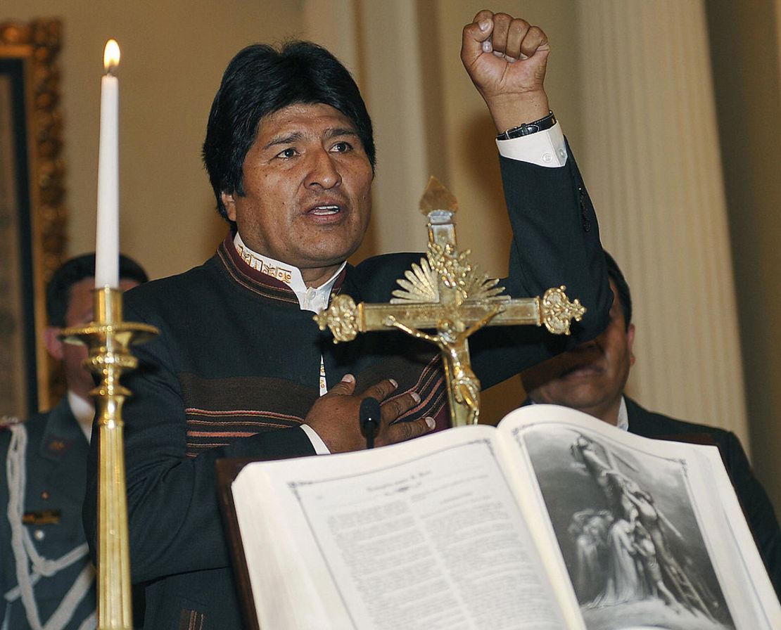 El presidente Evo Morales posesiona a cinco nuevos ministros de su gabinete, en 2008, en el Palacio Quemado de La Paz. Como se ve en esta foto, símbolos religiosos como la Biblia y un crucifijo están presente en los eventos.