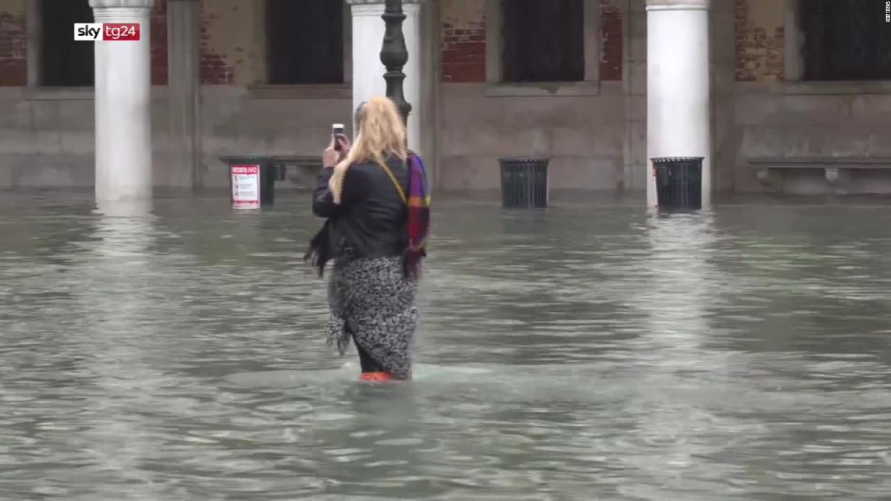 CNNE 731925 - venecia enfrenta la peor inundacion de los ultimos 50 anos