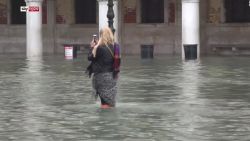 CNNE 731925 - venecia enfrenta la peor inundacion de los ultimos 50 anos