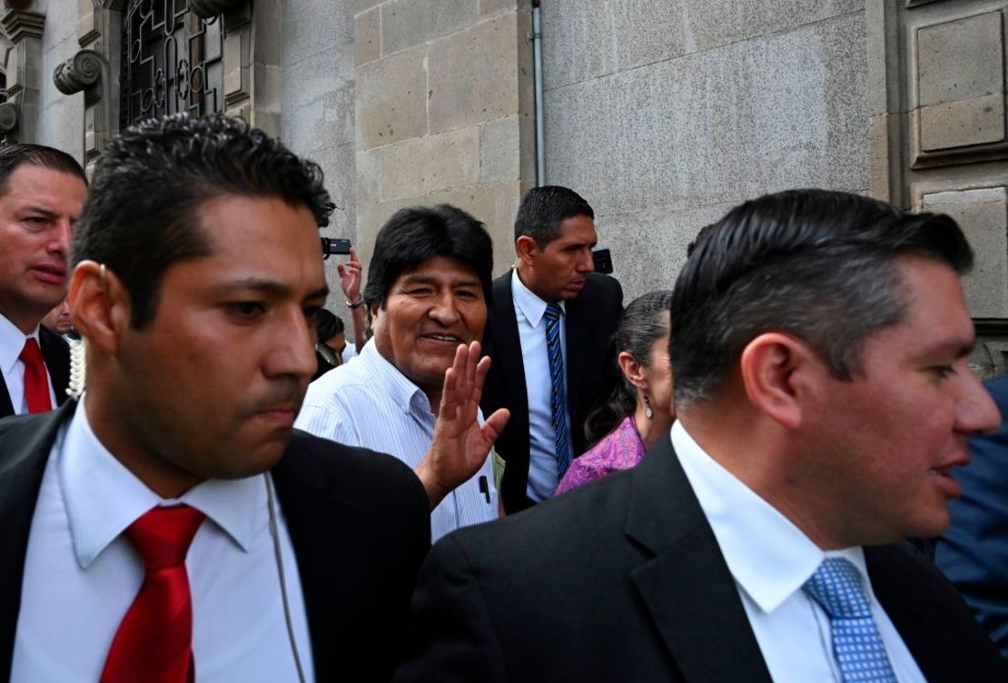 El expresidente de Bolivia Evo Morales saluda a su llegada al Centro Histórico de Ciudad de México el 13 de noviembre de 2019. Morales está acompañado del grupo de seguridad otorgado por el gobierno de AMLO.