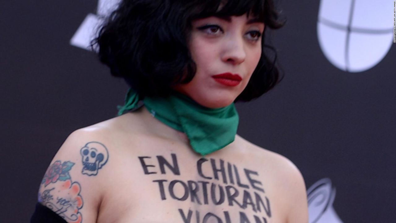 CNNE 732326 - mon laferte protesta por chile en los latin grammy