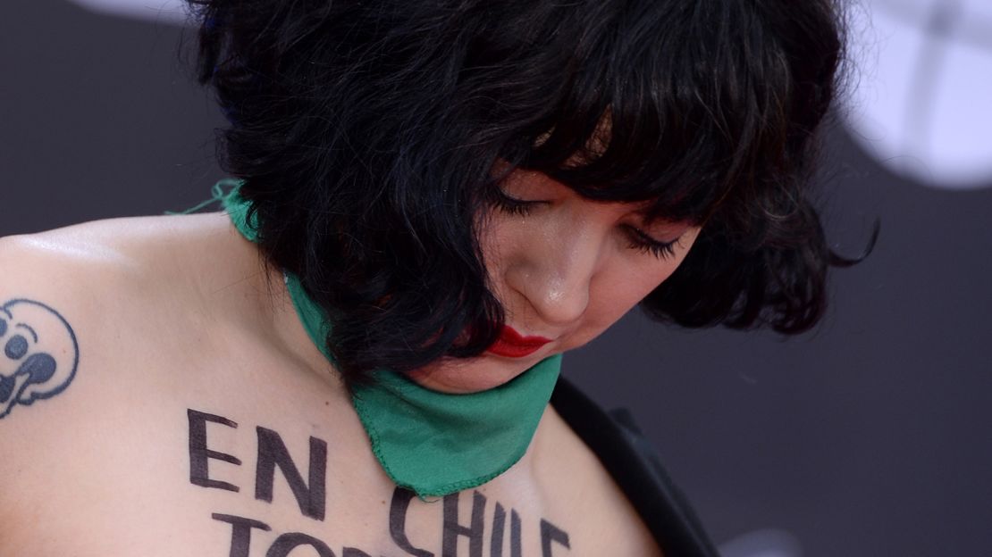 La protesta de Mon Laferte durante la alfombra roja de los Latin Grammy.