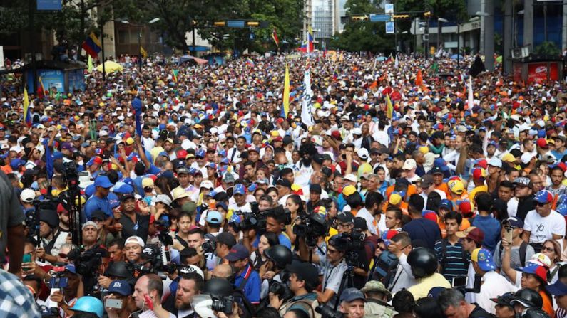 Participantes de la marcha convocada por la oposición recorren las calles de la zona de El Rosal en Caracas.