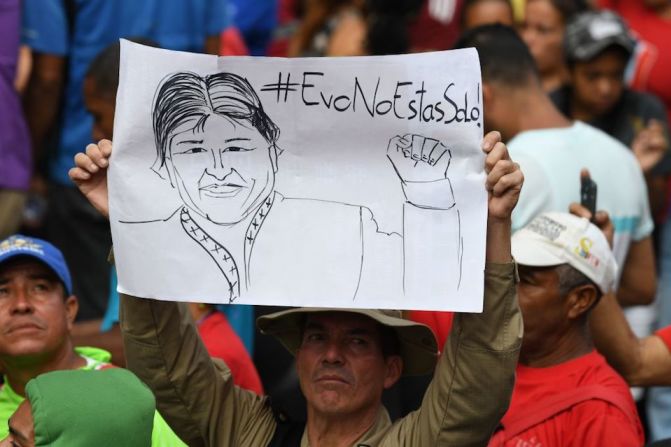 Durante la marcha oficialista, un miembro de la Guardia Nacional Bolivariana sostiene una ilustración con la imagen del expresidente de Bolivia Evo Morales.