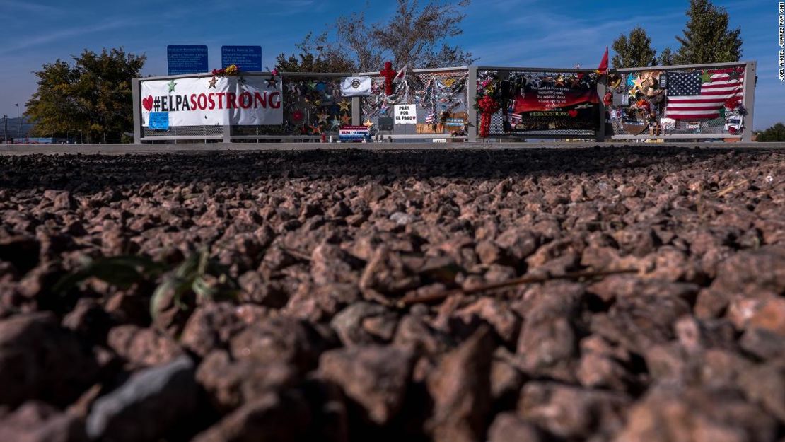 Artículos seleccionados de un monumento improvisado para las víctimas fueron trasladados recientemente a un lugar temporal en Ponder Park.