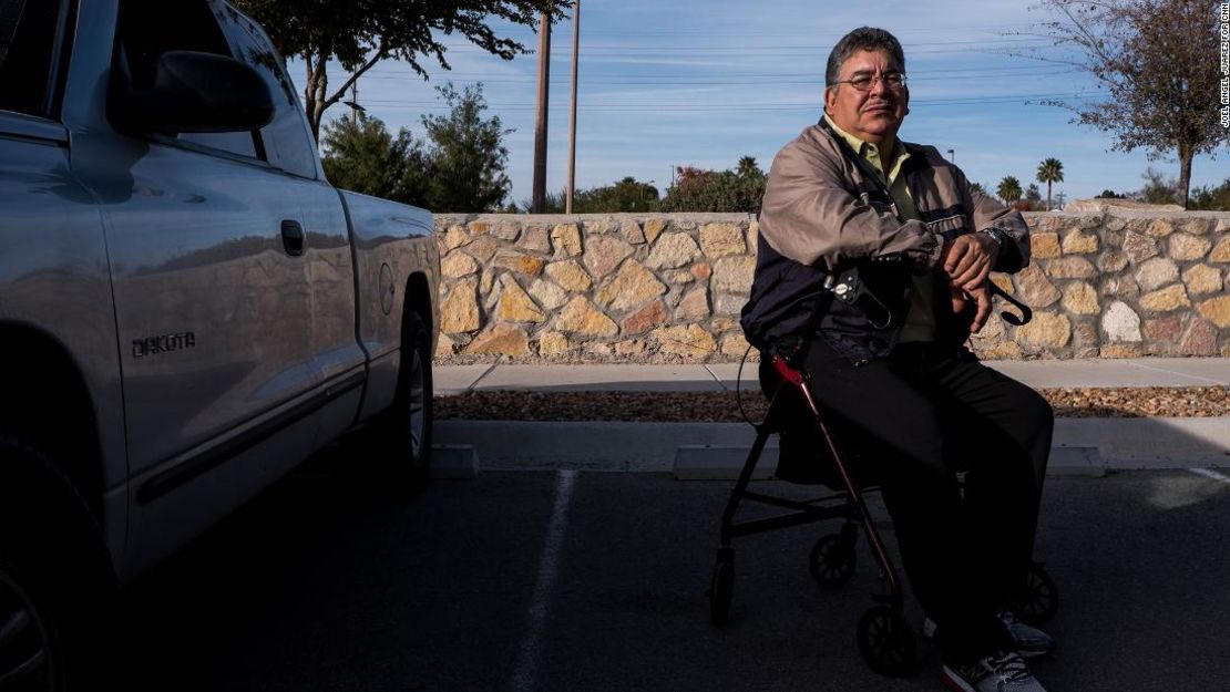 Arnulfo Rascón se lastimó la rodilla mientras intentaba escapar de los disparos durante el tiroteo masivo del 3 de agosto en El Paso.