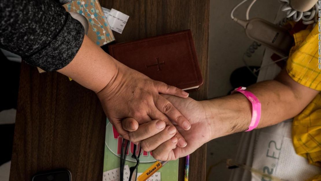 Pasaron dos semanas antes de que Oliva Rodríguez Mariscal (a la izquierda) y su esposo Mario De Alba Montes se reunieran después de que los paramédicos los llevaron a un hospital en El Paso. La pareja y su hija fueron baleados dentro de Walmart.