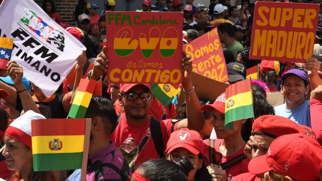 El oficialismo realizó el sábado en Venezuela una marcha en apoyo a Evo Morales. (Photo by Yuri CORTEZ / AFP)