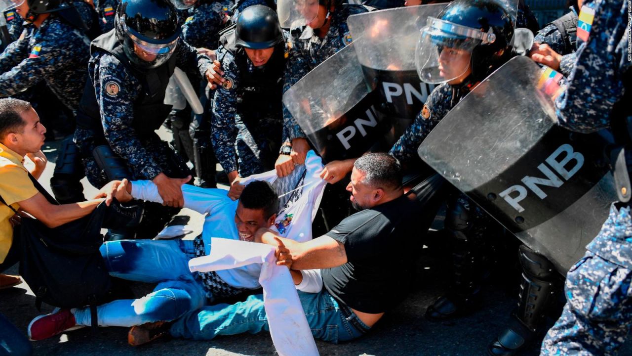 CNNE 733490 - policia de venezuela dispersa a manifestantes